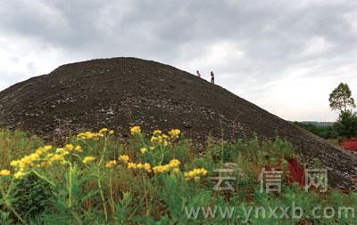 昆明海口一村庄万吨钢渣堆成山 村民担心污染农田水源