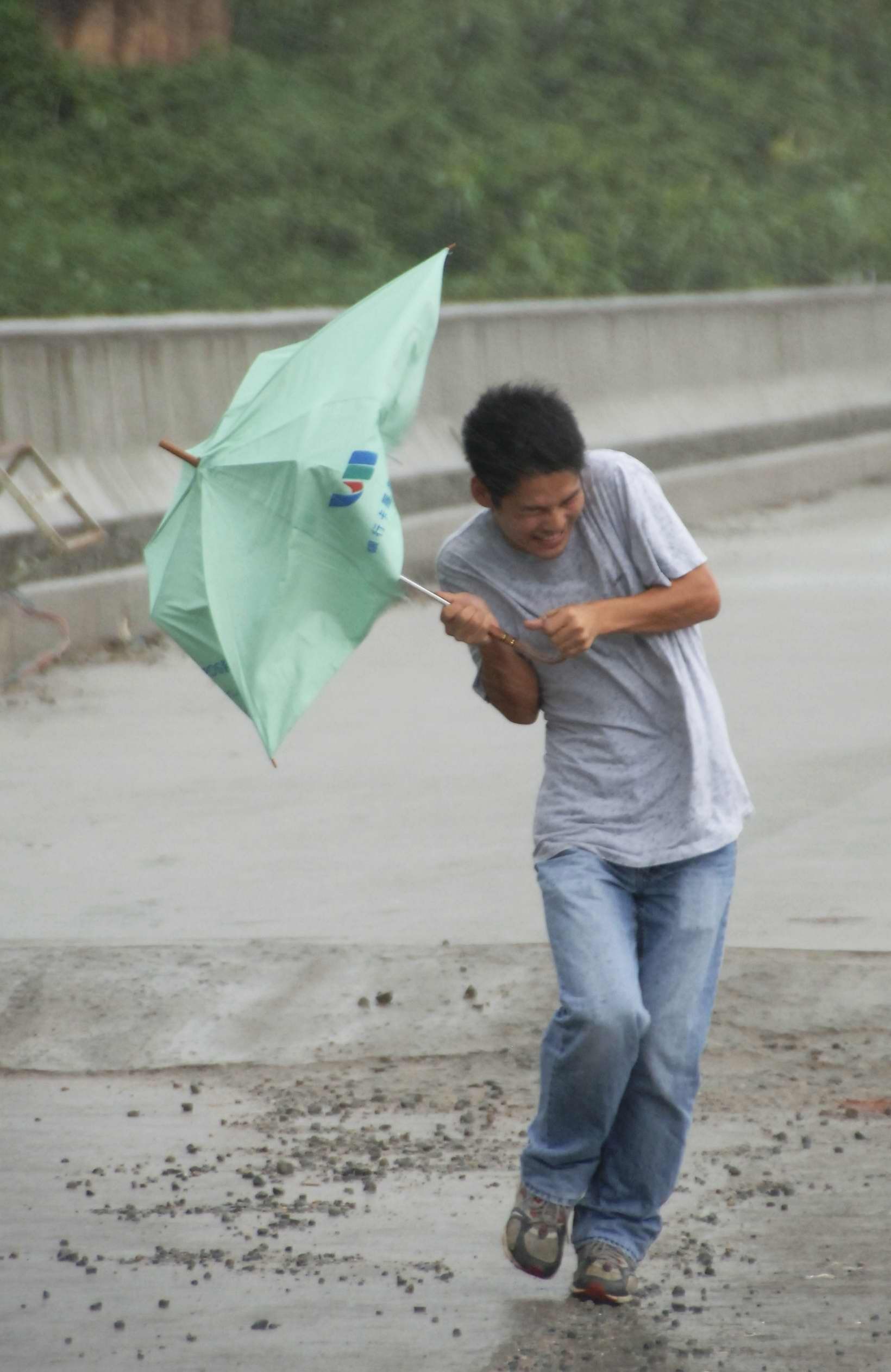 台风莫拉克直扑福建 狂风暴雨笼福州