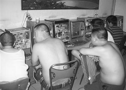 房内乌烟瘴气+藏着21台赌博机