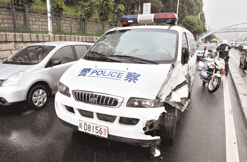 仙岳路文化艺术中心路段 大雨中警车拱破小轿车