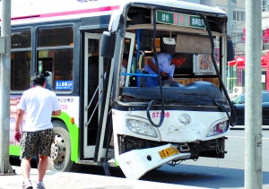 541路与985路追尾