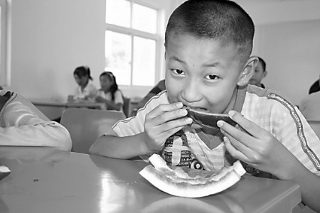 买西瓜 订包子 调拨尿不湿 多举措保福利院儿童