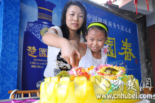 荆楚网东湖社区网友为荆门留守儿童过生日(图