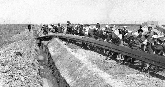 大庆石油会战初期,大庆人凭着双手和撬扛铺设输油管线.(资料照片)