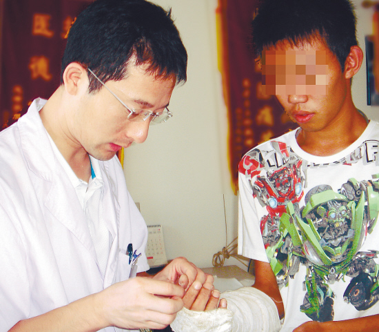 16岁少年手砸玻璃自残