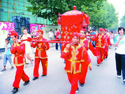 老太太80大寿八抬大轿巡街游(图)
