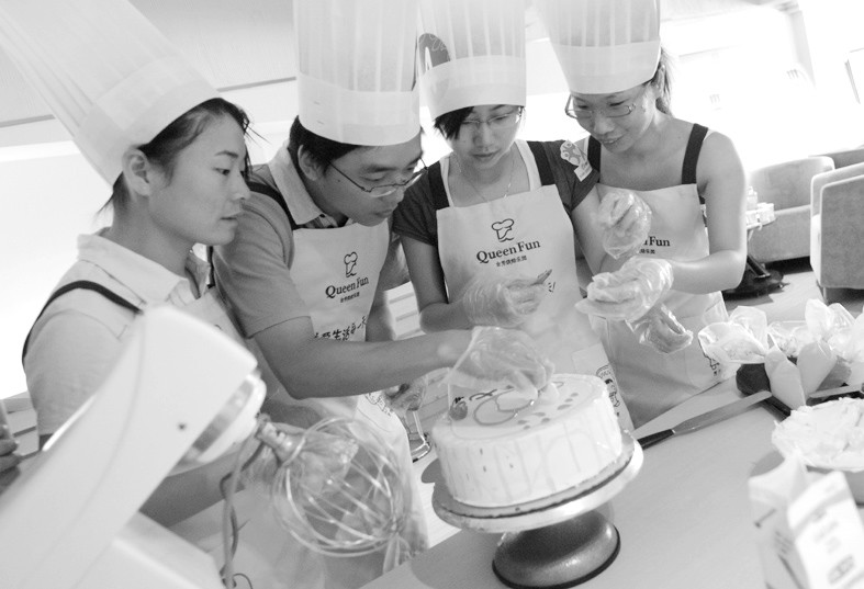 七夕牵手会:牵手做蛋糕 幸福像花一样绽放