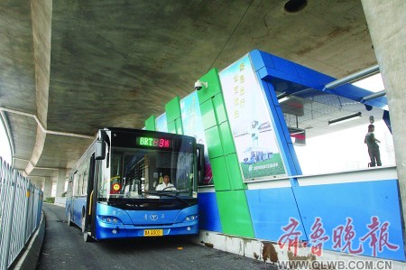 BRT4号线昨空车试运行