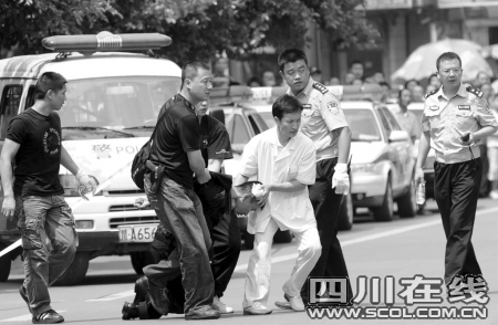 男网友诊室劫持漂亮女医生