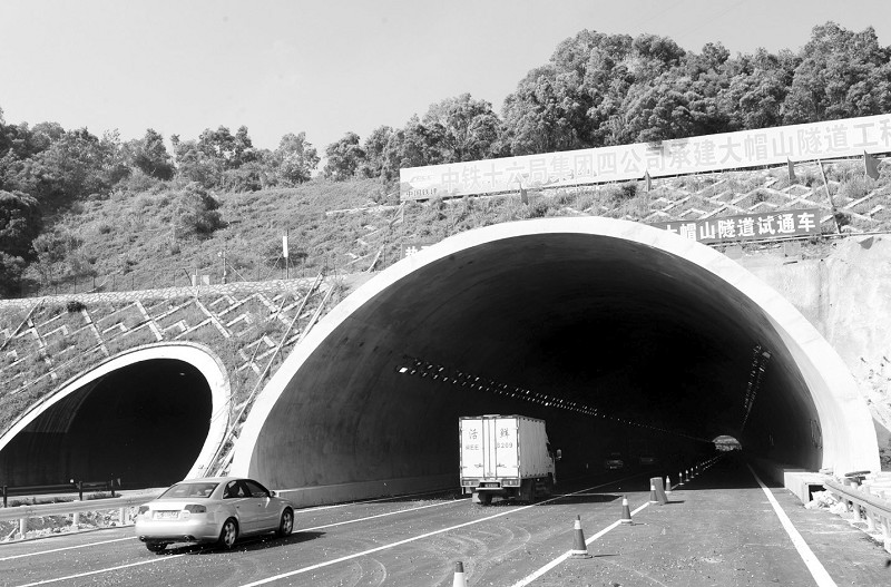 大帽山新建隧道试通车