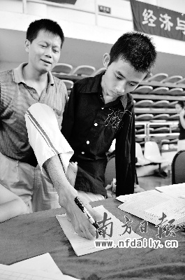 无臂少年圆梦大学