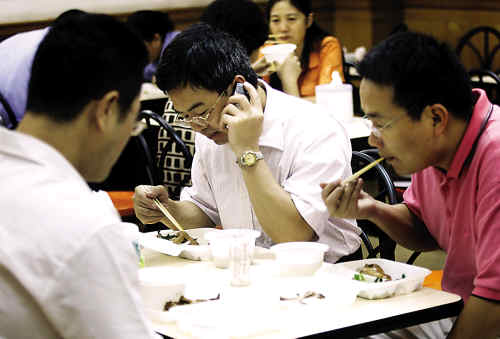 节俭办会 政协委员开会吃盒饭睡会议室