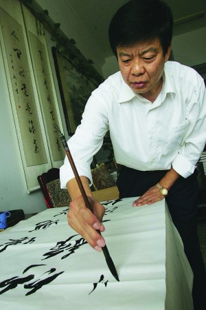 刘新生现场挥毫.