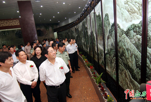 江西巨幅屏风瓷板画《西江揽胜图》横空出世(
