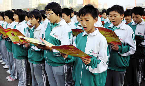 昨日,太原市成成中学的学生们一起朗读诗歌《光辉的历程》,为祖国