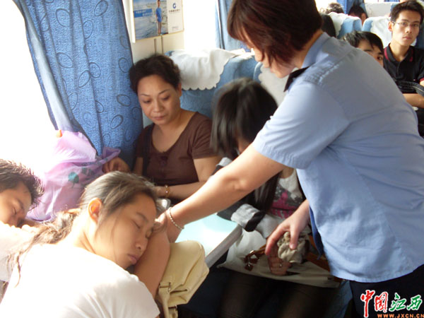 记者亲历:列车员的中秋节很忙很累(组图) 中国