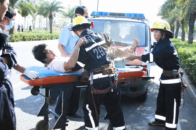 边开车边听歌 一头冲进绿化带