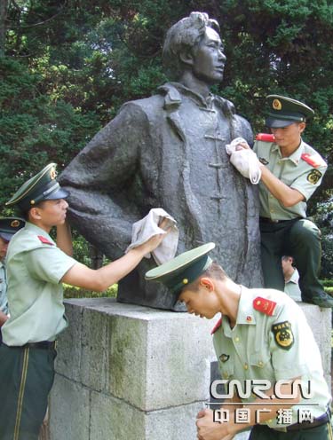 武警江西某部国庆执勤井冈山传播爱国主义
