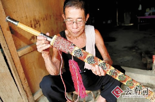 佩刀习俗催生制刀产业 傣族刀王古寨挥锤