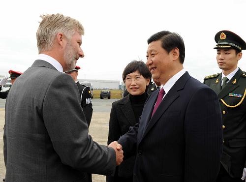 习近平抵德国萨克森州首府 在机场发表书面讲