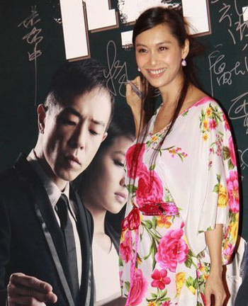 38岁朱茵性感依旧 与黄贯中甜蜜亮相