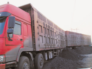 总重170吨的拉煤超载车相当于3节火车.