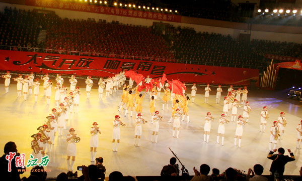 江西师大女大学生军乐团行进表演中摆出的五角星造型.