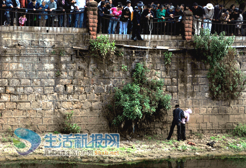 陆良男子为情跳桥武定小伙下水相救