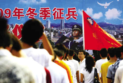 广东率先<em>征收女兵</em> 女大学生挤爆征兵点_新闻中