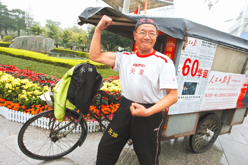 漳州:62岁天津老人骑三轮车游全国 与女排队员