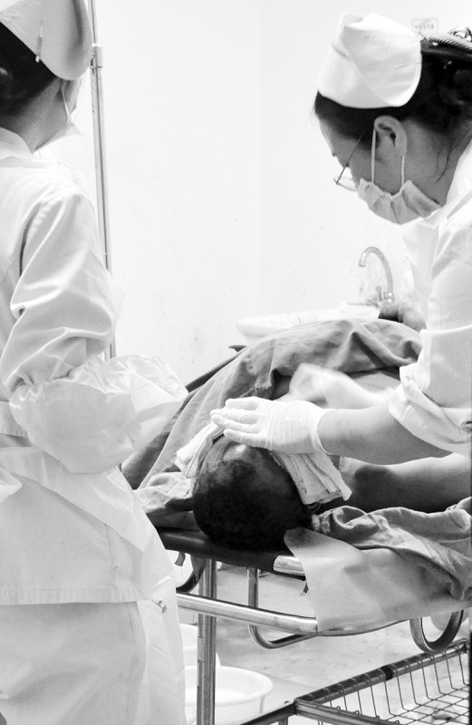 湖里鸿佳地毯厂 工人清洗油罐晕倒眼睛和呼吸