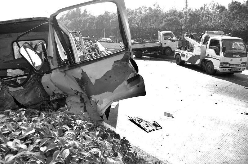 同集路潘涂路段 三车追尾两车冲上绿化带