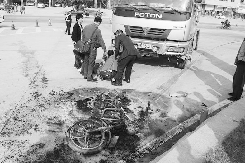 泉州:老汉骑摩托出门 被水泥罐车撞推20米致死