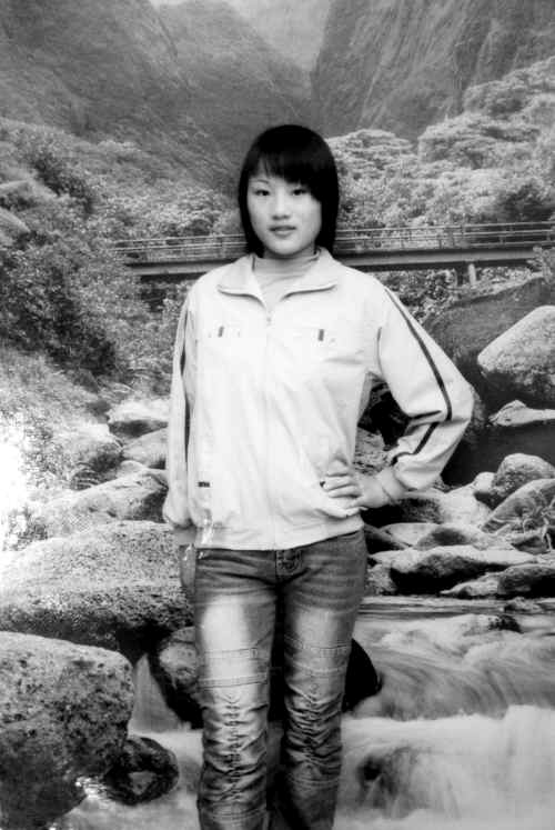 流浪女抱子返回老家 生活困顿孩子或送人