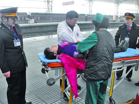 列车上一旅客突发急病 列车员、车站工作人员