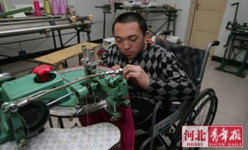 残疾小伙儿免费教您学针织