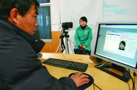 泰城高考网报开始现场确认 没有二代证,户籍与