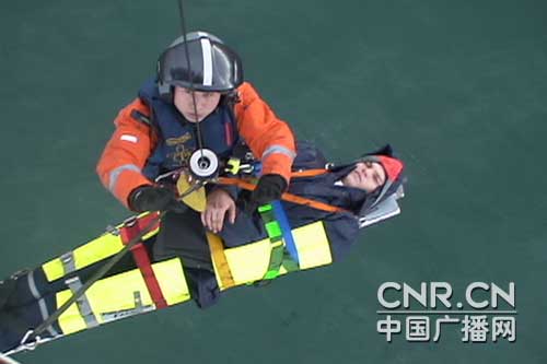 北海飞行救助队在大连海域救助一名乌克兰船员