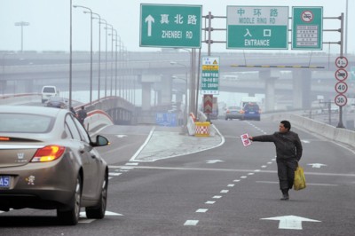 "带路者"仍在高架上招摇