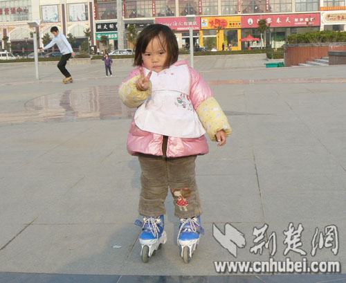奇,孝昌县城3岁女童会溜冰!