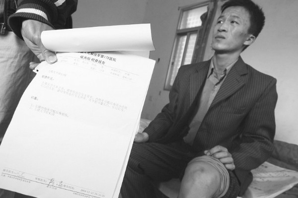 漳州:工伤看病被开除 工厂回应他说了去医院但