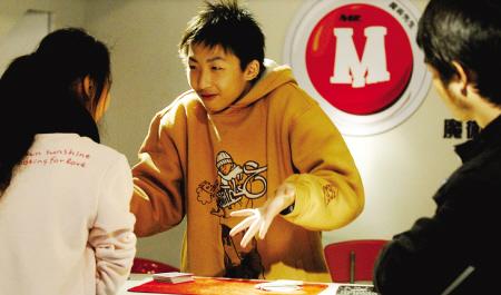 福州麦当劳流浪小男孩的魔术梦圆 小女孩将去