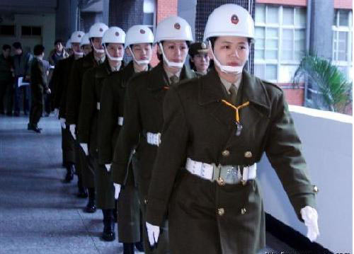 8名女兵将着台军服加入总统府站哨行列(组图)