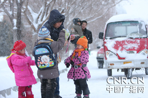 新疆阿勒泰地区积雪最深达1米(组图)