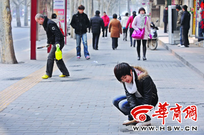 大家齐动手各刷门前雪(图)