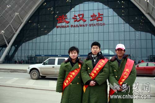 共青团中央领导到武汉火车站慰问大学生志愿者