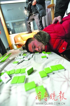 开着"警车"疯狂抢劫 假冒警察一晚作案三起,砸车打人抢钱