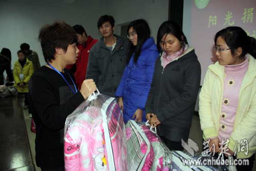 武汉科技大学城市学院为贫寒学子捐赠爱心棉被