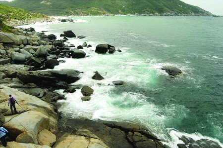 海南大澳湾常年风大浪急,海底暗流涌动(资料片)