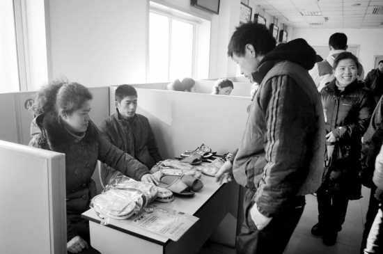 <em>下岗</em>女工办厂专招<em>下岗姐妹</em>_新闻中心_新浪网